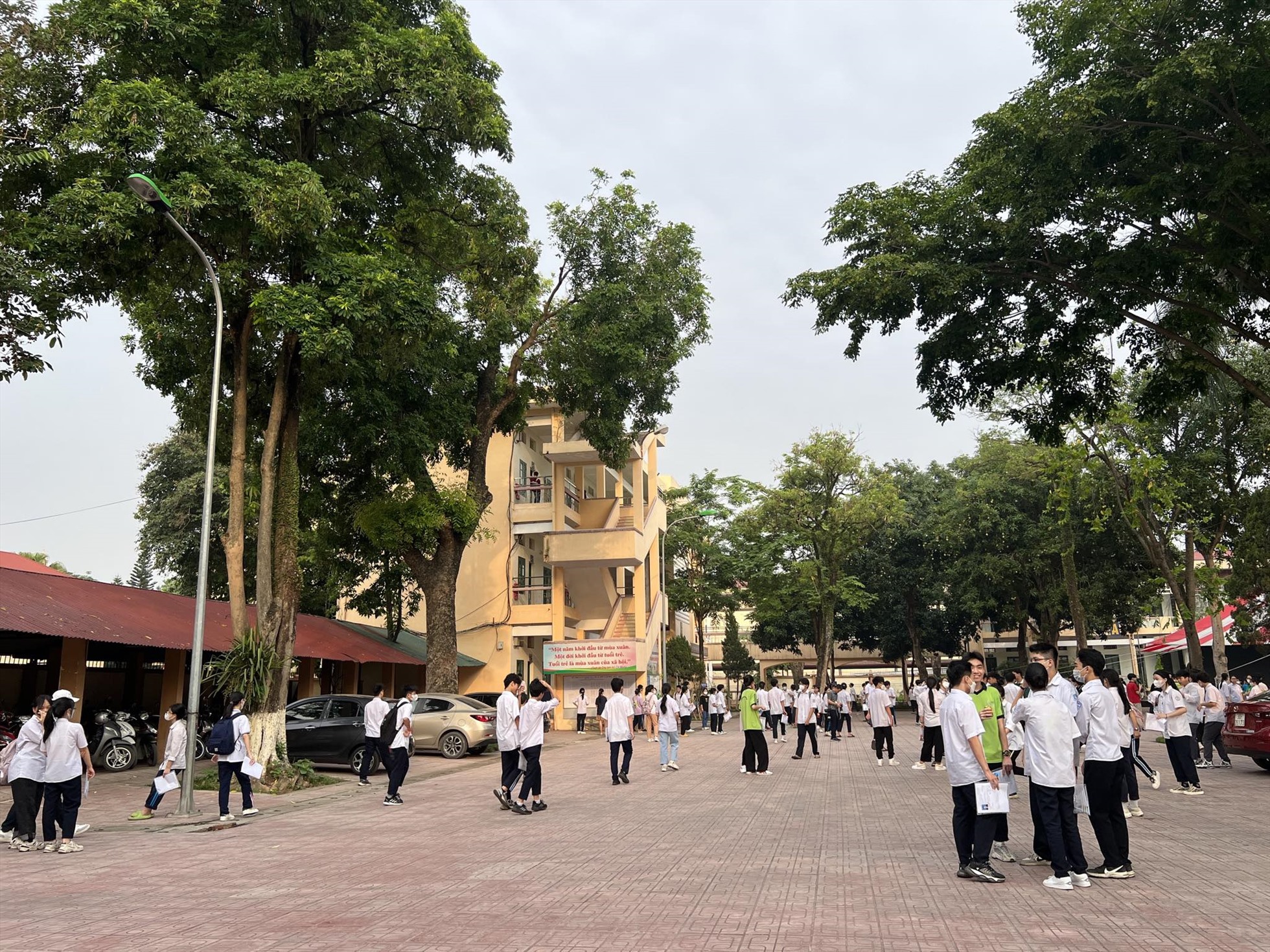 Ngày đầu tiên của kỳ thi vào lớp 10 tại Hà Nội diễn ra trong thời tiết không quá nắng nóng.