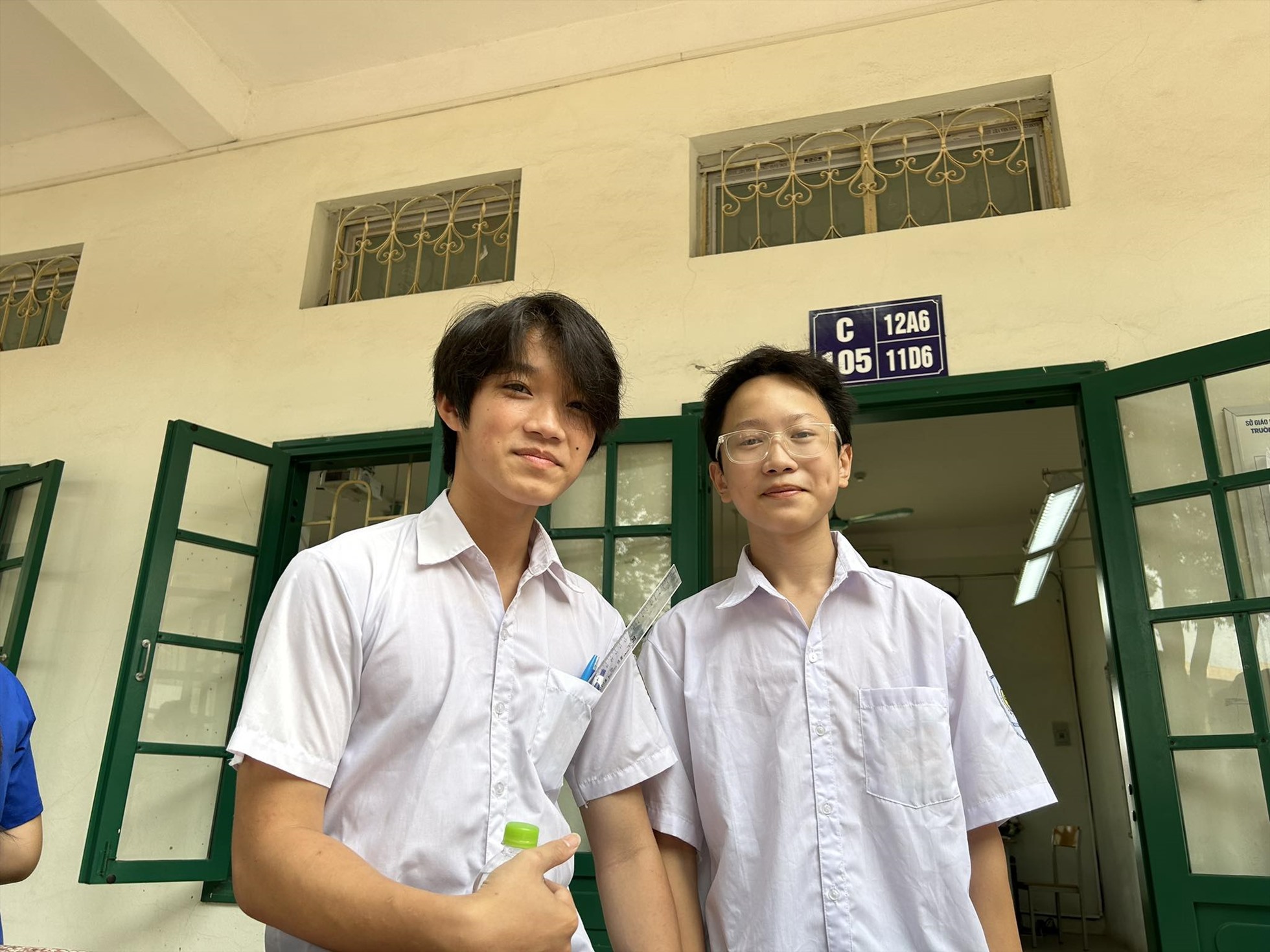 Em Lưu Gia Minh - học Trường THCS Cổ Nhuế 2 (bên trái) đã nhiều lần trải qua cảm giác ôn tập bị mất điện. Những hôm nắng nóng như vậy khiến em mệt mỏi.  “Em hy vọng sẽ không bị mất điện trong những ngày quan trọng này”