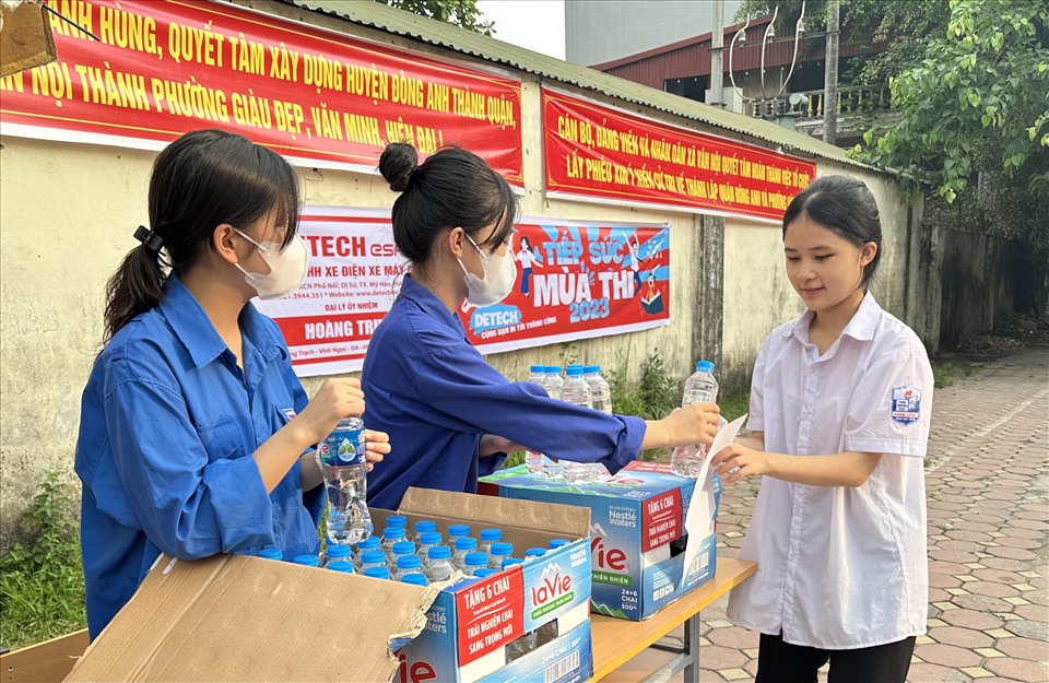 Tại điểm thi trường THPT Vân Nội, lực lượng thanh niên được chia làm các đội riêng biệt, chủ động trong công việc hỗ trợ sĩ tử. Ảnh: Mai Hương