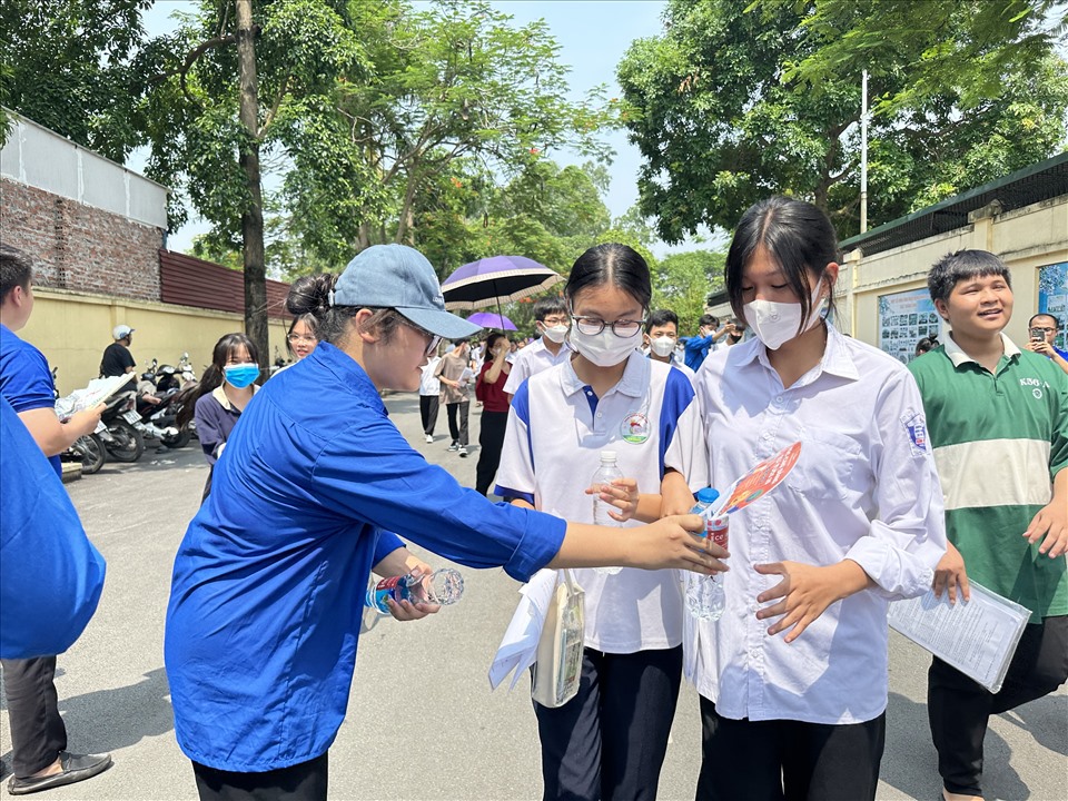 Những thí sinh ra khỏi phòng thi đầu tiên tại điểm thi trường THPT Bắc Thăng Long. Ảnh: Mai Hương