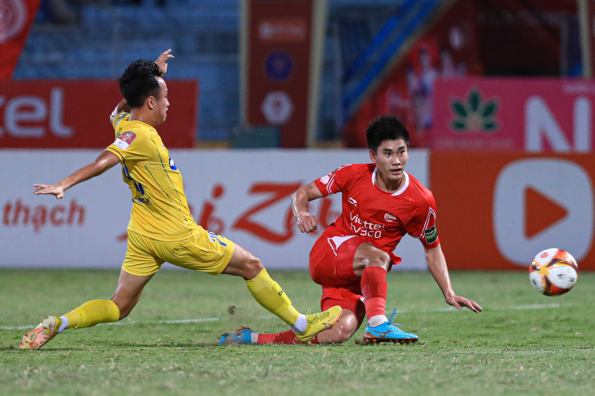 Nhâm Mạnh Dũng (đỏ) ghi 1 bàn thắng cho Viettel tại V.League 2023. Ảnh: Minh Dân