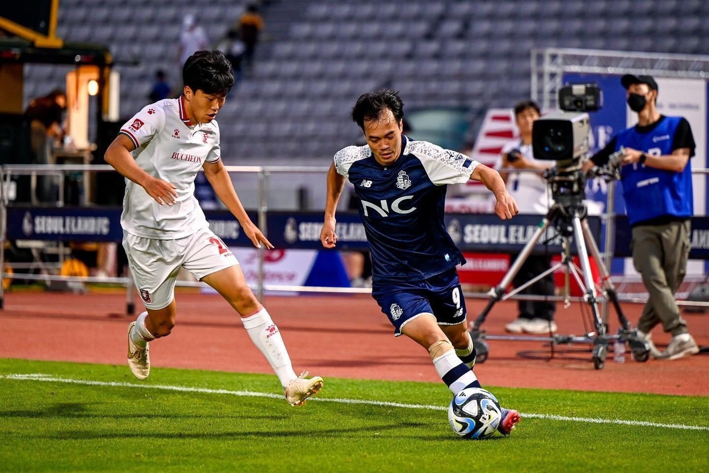 Tiền đạo Văn Toàn (phải) thường xuyên được thi đấu tại Hàn Quốc. Ảnh: Seoul E-Land FC