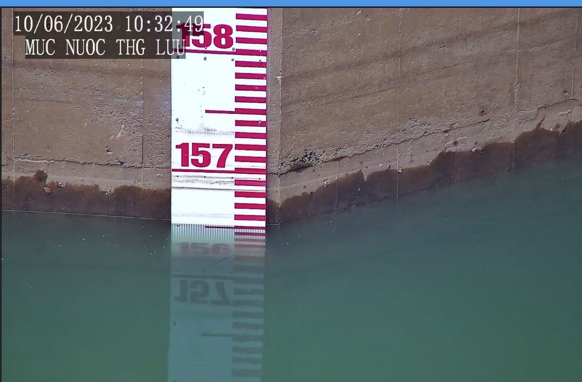 Sáng 10.6, thượng lưu hồ thủy điện Bản Vẽ đã về cận kề mực nước chết (155m) có nguy cơ dừng phát điện. Ảnh: Quang Đại