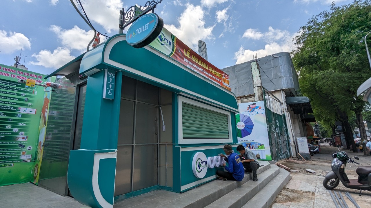 Mô hình kinh doanh ki ốt bán hàng kết hợp phục vụ nhà vệ sinh công cộng miễn phí đang được nhiều doanh nghiệp triển khai tại TP Hồ Chí Minh. Trong ảnh
