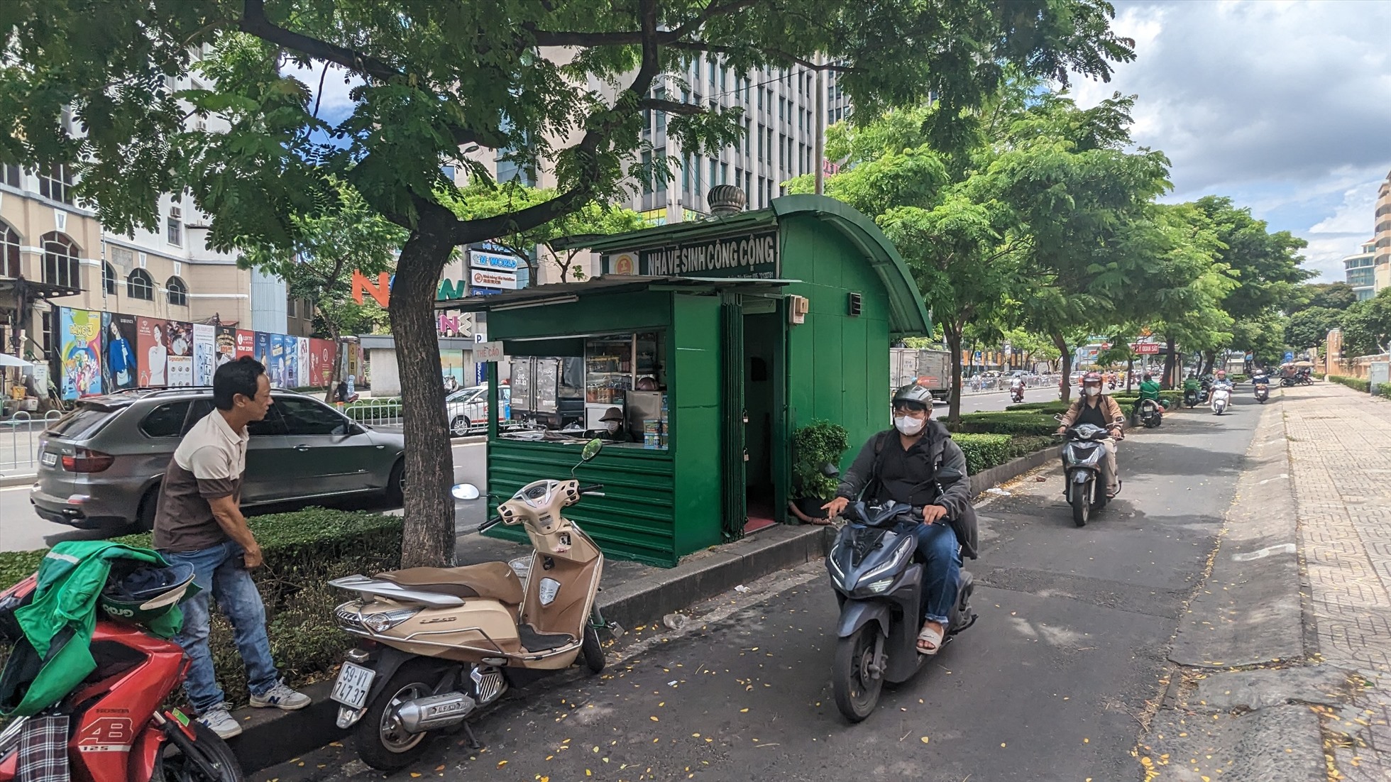 Một nhà vệ sinh công cộng miễn phí do Công ty TNHH MTV Dịch vụ công ích Thanh niên xung phong quản lý nằm trên đường Nguyễn Văn Cừ, Quận 1.