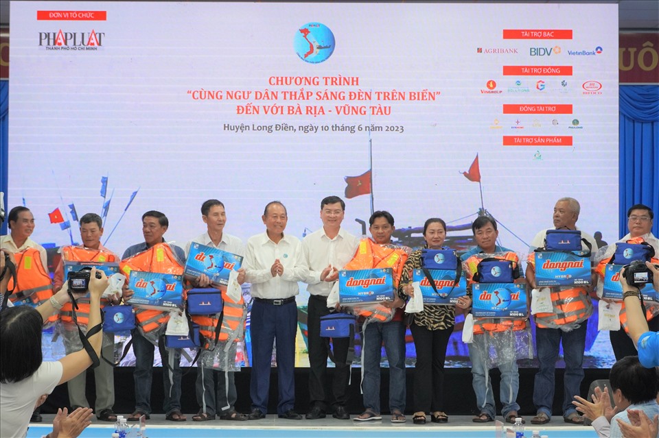 Ông Trương Hòa Bình cùng lãnh đạo tỉnh trao quà cho ngư dân trong chương trình