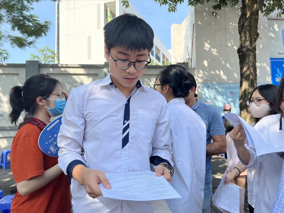 Nhiều thí sinh nhận xét, đề thi Tiếng Anh vào lớp 10 tại Hà Nội khá dễ. Ảnh: Trang Hà