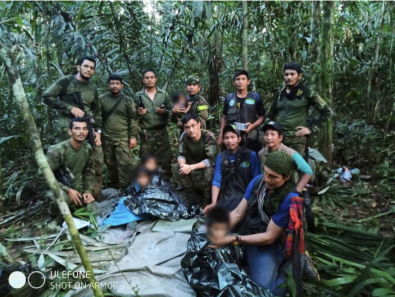4 trẻ em Colombia sống sót trong rừng Amazon được tìm thấy về đưa về thủ đô Bogota để kiểm tra sức khoẻ. Ảnh: Quân đội Colombia