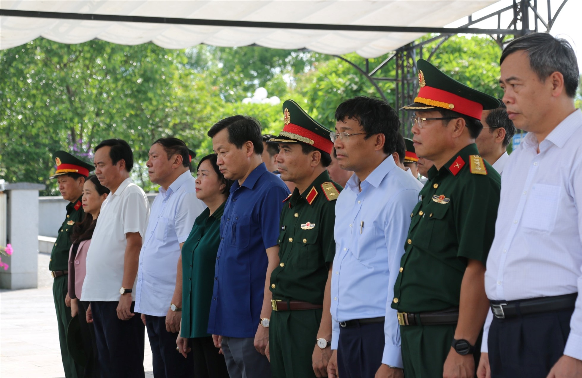 Phó Thủ tướng Lê Minh Khái cùng đoàn công tác dành phút tưởng niệm tại Nghĩa trang liệt sĩ Quốc gia Đường 9. Ảnh: Hưng Thơ.