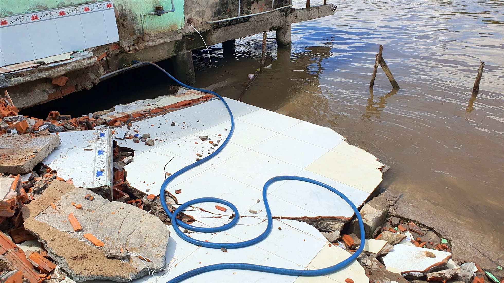 Hiện trường sau vụ sạt lở bờ sông tại xã Tân Phong, thị xã Giá Rai. Ảnh: Nhật Hồ