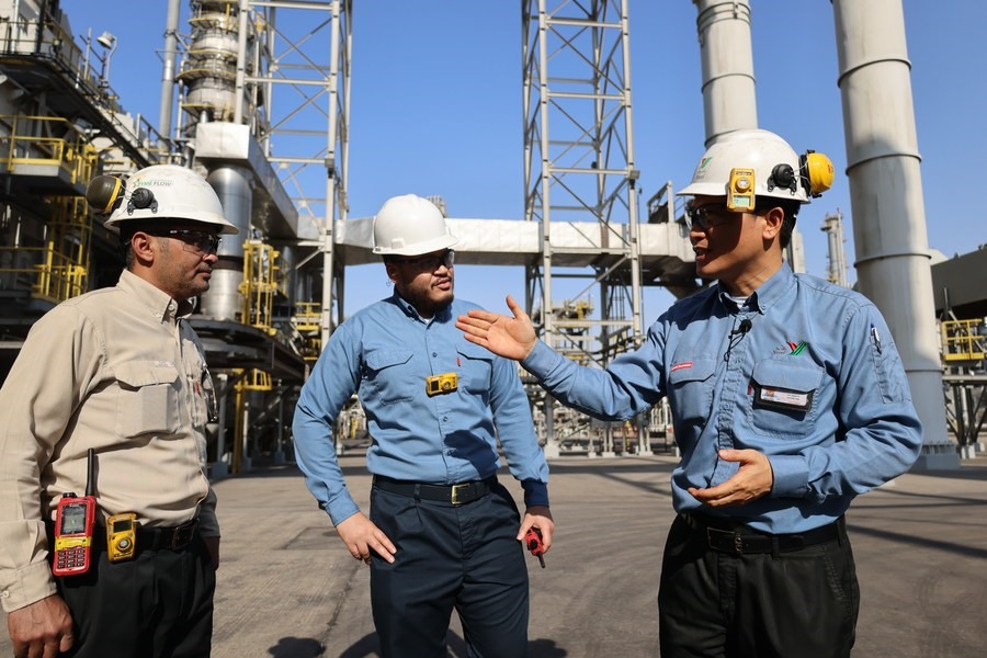 Nhân viên công ty lọc dầu Yanbu Aramco Sinopec (YASREF) ở Yanbu, Saudi Arabia, tháng 11.2022. Ảnh: Xinhua