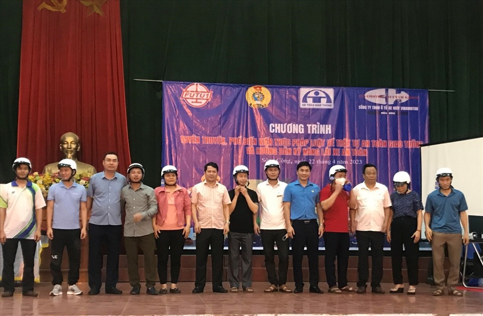 Lãnh đạo Trung tâm Trợ giúp người lao động Liên đoàn Lao động tỉnh Thái Nguyên phối hợp trao tặng mũ bảo hiểm xe máy cho đoàn viên. Ảnh: Công đoàn Thái Nguyên
