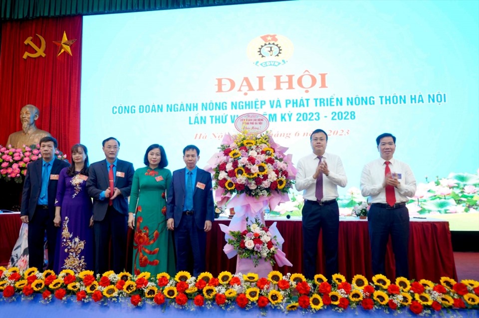 Lãnh đạo Liên đoàn Lao động thành phố Hà Nội chúc mừng Đại hội. Ảnh: Mai Quý