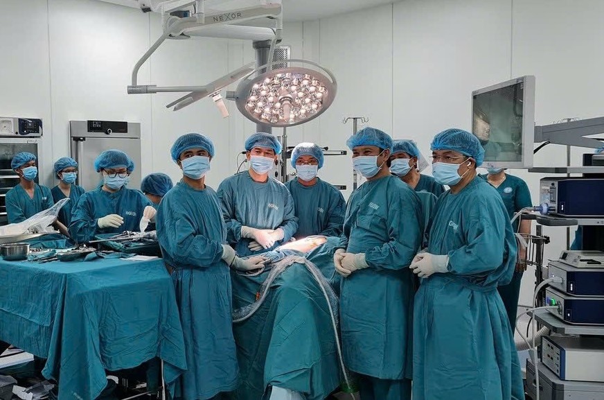 BS.CKII Võ Giáp Hùng (đứng thứ 2 từ bên phải sang) cùng các đồng nghiệp chuẩn bị thực hiện tiến hành phẫu thuật cho bệnh nhân tại Bệnh viện Đa khoa tỉnh Tiền Giang . Ảnh: Nhân vật cung cấp.