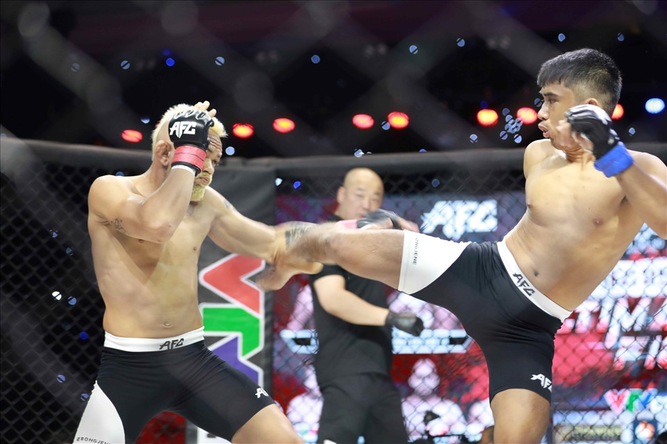 Robson Oliveira thi đấu khôn ngoan, để hạ knock-out võ sĩ của Philippines một cách ngoạn mục. Ảnh: Phong Lê