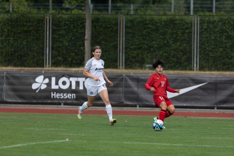 Đội tuyển nữ Việt Nam có thêm nhiều kinh nghiệm sau trận đấu giao hữu đầu tiên tại Đức. Ảnh: VFF