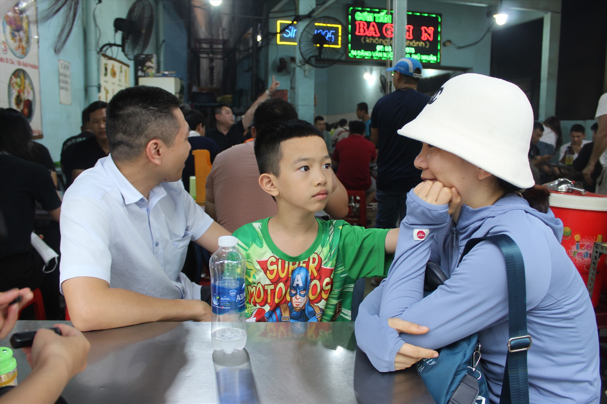 “Anh đã ăn cơm tấm ở đây hồi 8 năm trước rồi, bây giờ mới có dịp quay lại quán để ăn lại, cũng rất bất ngờ khi quán được một tổ chức danh giá về ẩm thực vinh danh. Anh thấy cơm tấm ở đây ăn thì rất ngon, tuy nhiên vào giờ cao điểm khách đông nên phải chờ hơi lâu mới ra món, không gian quán thì trước giờ anh thấy vẫn vậy, nói chung là cũng ổn.” – Anh Nguyễn Tiến Phát (sinh sống tại quận Phú Nhuận) chia sẻ.