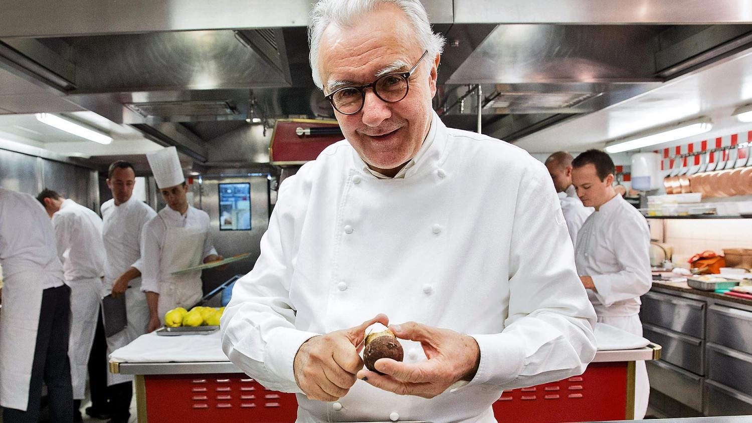 Đầu bếp Pháp Alain Ducasse, 66 tuổi, điều hành chuỗi nhà hàng được trao tặng tổng cộng 21 ngôi sao Michelin. Ảnh: Alamy