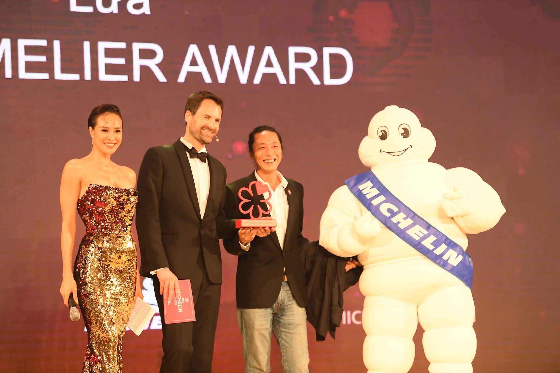 Sommelier Award (Giải thưởng dành cho chuyên gia rượu) được trao cho ông Yu Yamamoto, Nhà hàng Lửa trong đêm trao giải đầu tiên của Michelin Guide tại Việt Nam đầu tháng 6. Ảnh: BTC