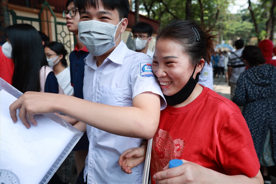 Học sinh vỡ òa sau giờ làm bài thi môn Tiếng Anh vào lớp 10 tại Hà Nội năm 2023. Ảnh: Hải Nguyễn
