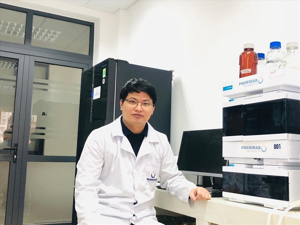 Tiến sĩ Trương Thanh Tùng (1989, Hải Dương) hiện là trưởng nhóm nghiên cứu thuốc mới, Viện nghiên cứu tiên tiến Phenikaa, giảng viên khoa Dược, ĐH Phenikaa. Ảnh: Minh Ánh