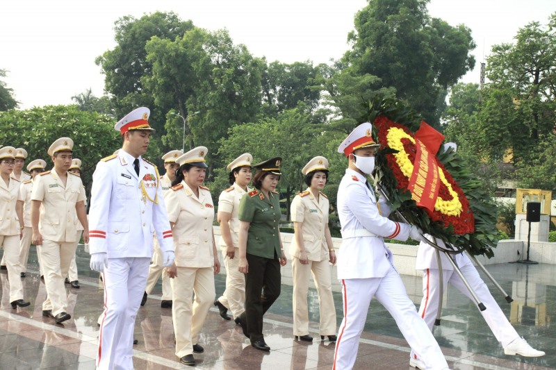 Đoàn đại biểu Công đoàn CAND tiêu biểu thành kính dâng hoa, vào lăng viếng Chủ tịch Hồ Chí Minh. Ảnh: Công đoàn CAND.