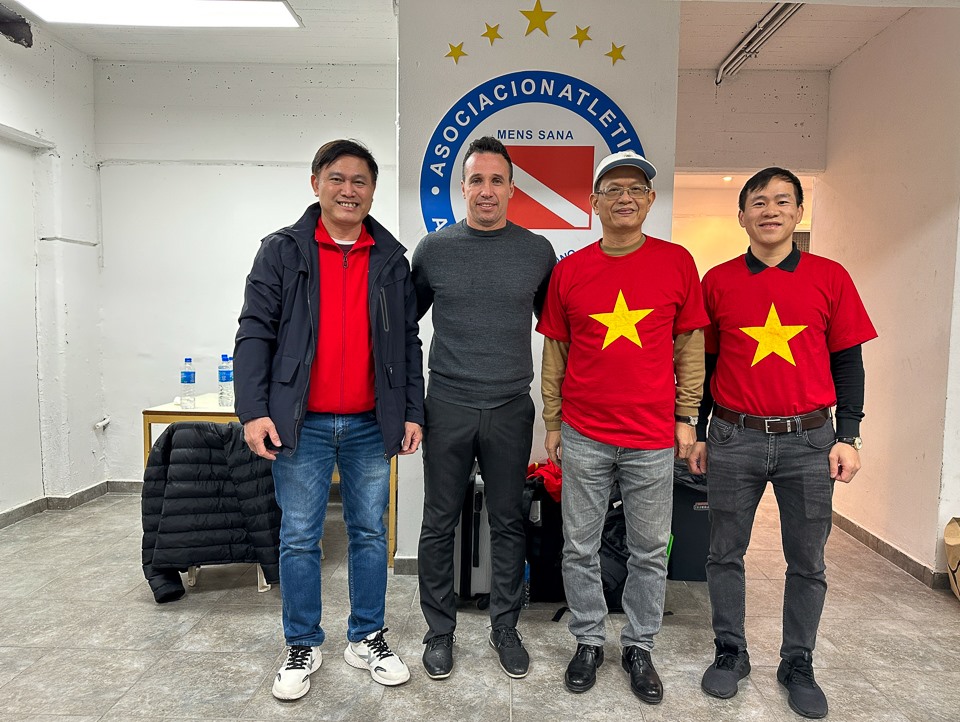 Đại sứ đặc mệnh toàn quyền Việt Nam tại Argentina Dương Quốc Thanh (thứ hai từ phải sang) thăm và động viên tuyển futsal Việt Nam. Ảnh: VFF