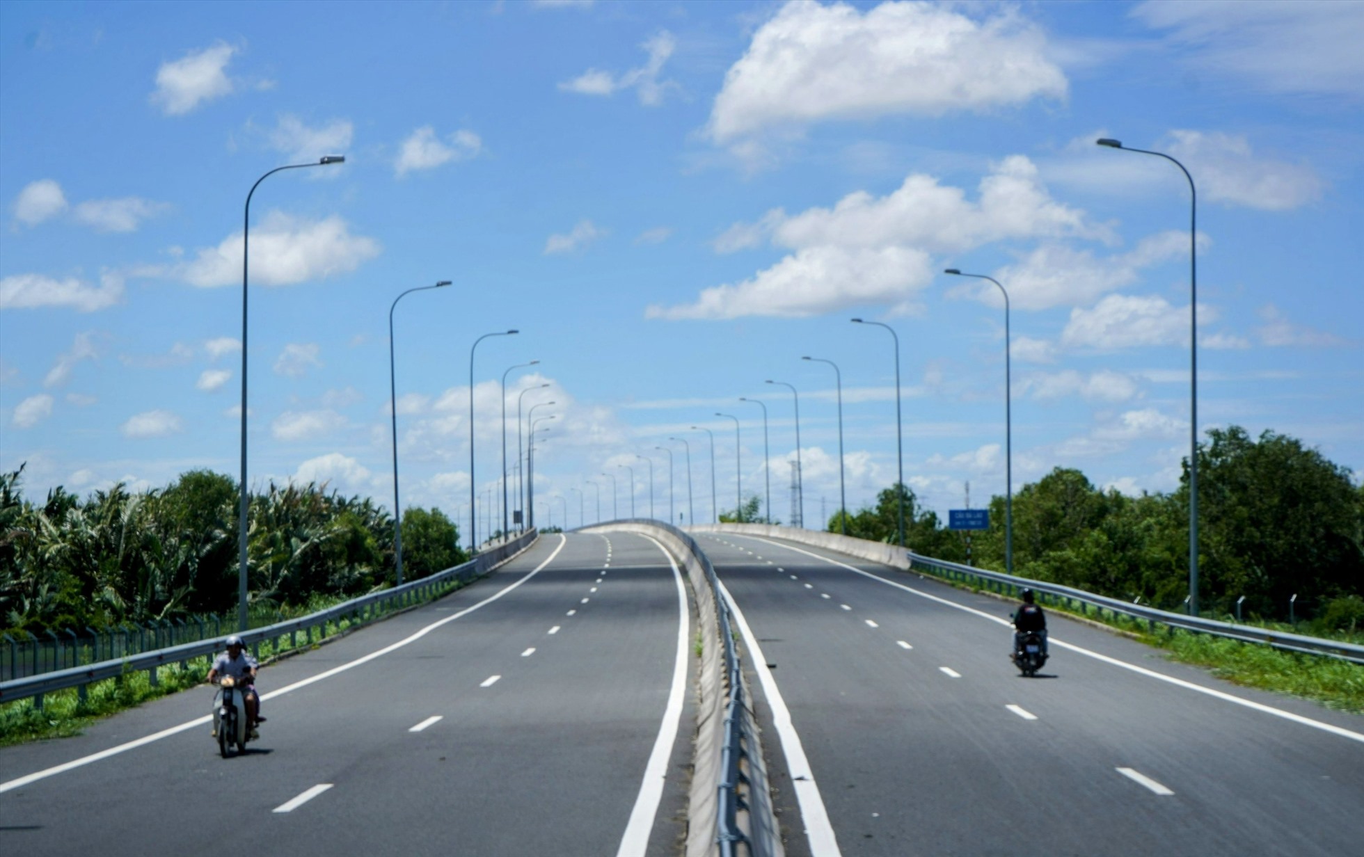 Đoạn cao tốc đi qua xã Hưng Long, huyện Bình Chánh, TP Hồ Chí Minh đã hoàn thành, trải nhựa thắng tấp, vài đoạn đường bị khóa nhưng người dân vẫn lưu thông.