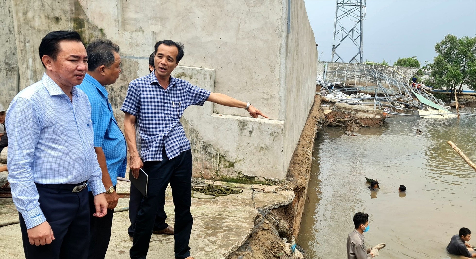Cách trụ điện đã lở sâu vào đất liền đe dọa trụ điện, sau khi kiểm tra Phó Chủ tịch UBND tỉnh Bạc Liêu Phan Thanh Duy chỉ đạo khẩn trương di dời trụ điện đến địa điểm an toàn. Ảnh: Nhật Hồ
