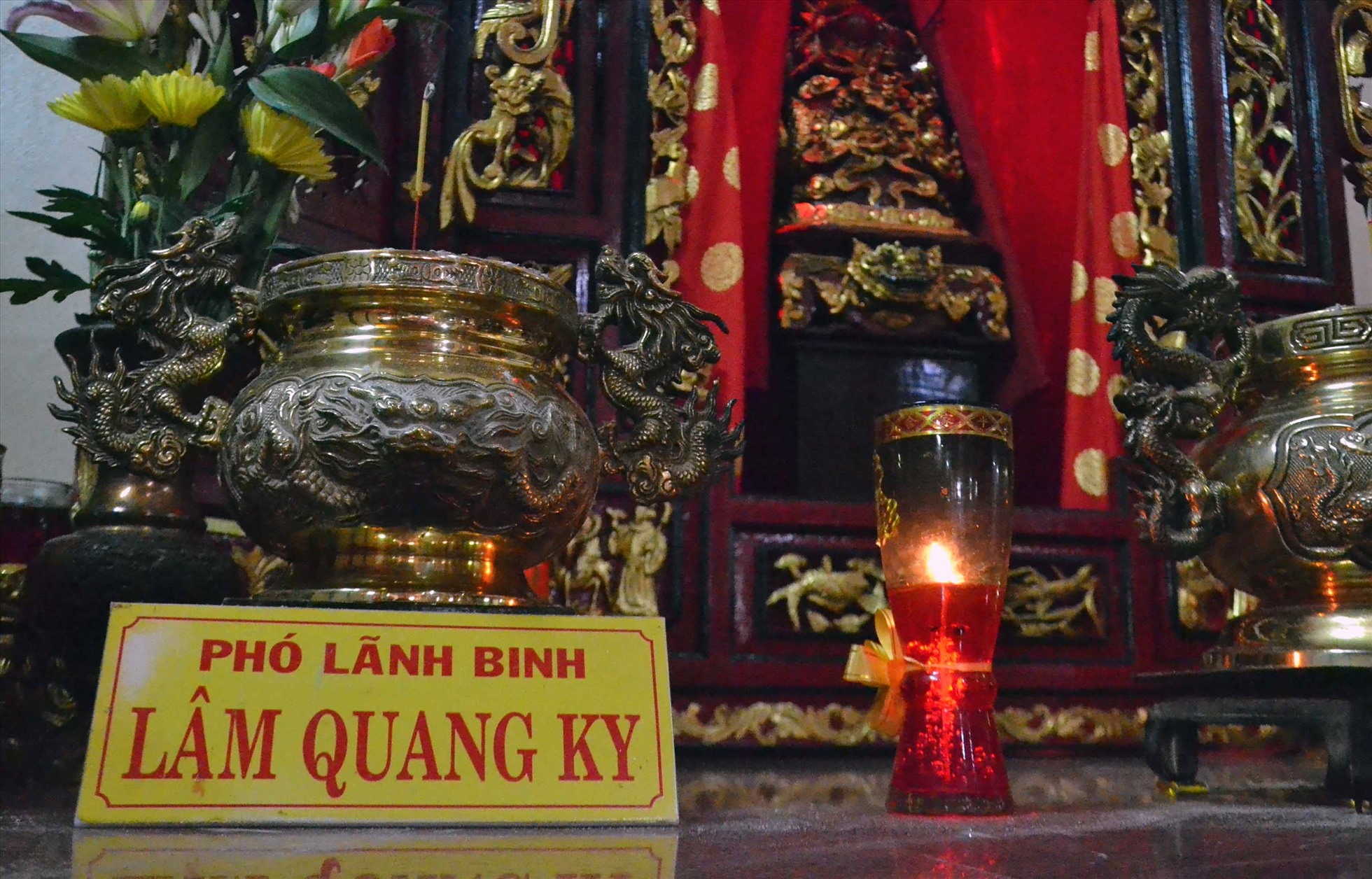 Bàn thờ cụ Lâm Quang Ky trong Đình Nguyễn Trung Trực. Ảnh: Lâm Điền