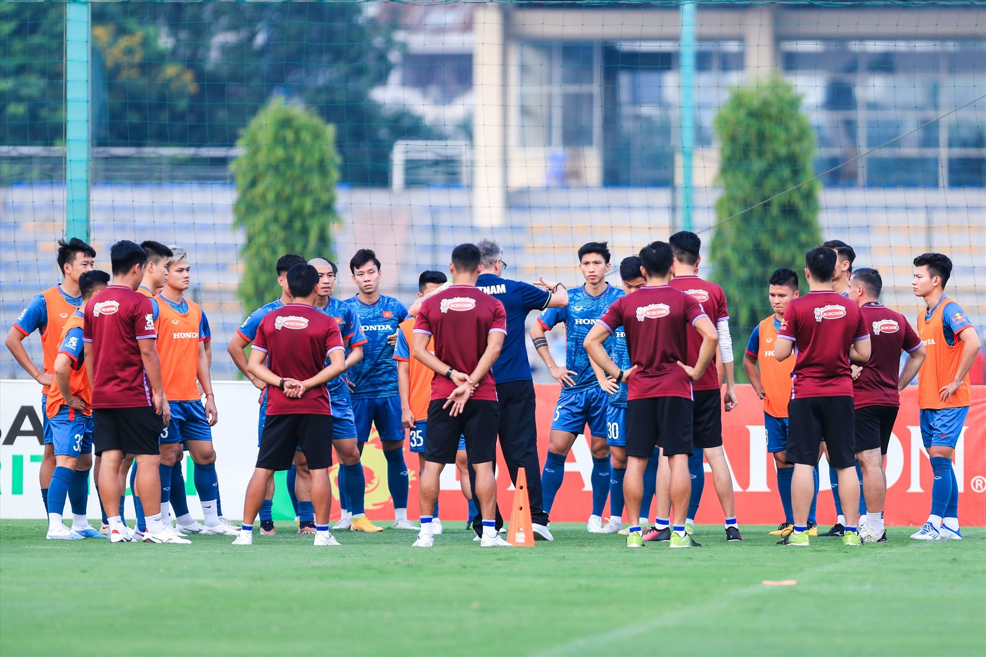 Ngày 11.6, đội tuyển Việt Nam và U23 Việt Nam tiếp tục có buổi tập tại sân bóng Trung tâm đào tạo bóng đá trẻ Việt Nam (Hà Nội) để chuẩn bị cho 2 trận đấu giao hữu với đối thủ Hong Kong (Trung Quốc) và Syria.