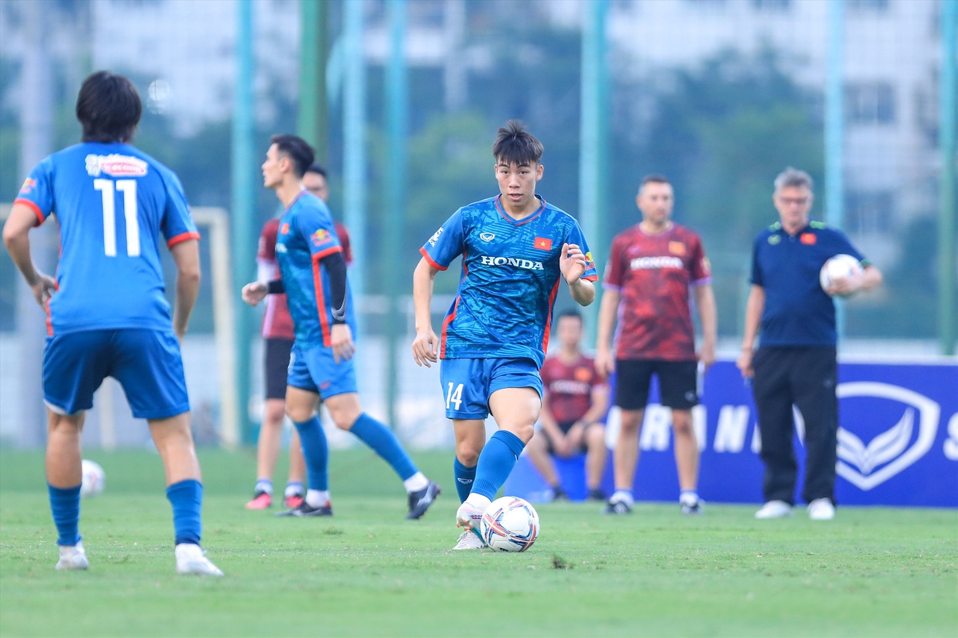 Hoàng Văn Toản - cầu thủ trẻ của Công an Hà Nội trở thành 1 trong 3 gương mặt U23 Việt Nam hiếm hoi được chọn vào nhóm chủ chốt của đội tuyển Việt Nam khi tập luyện.
