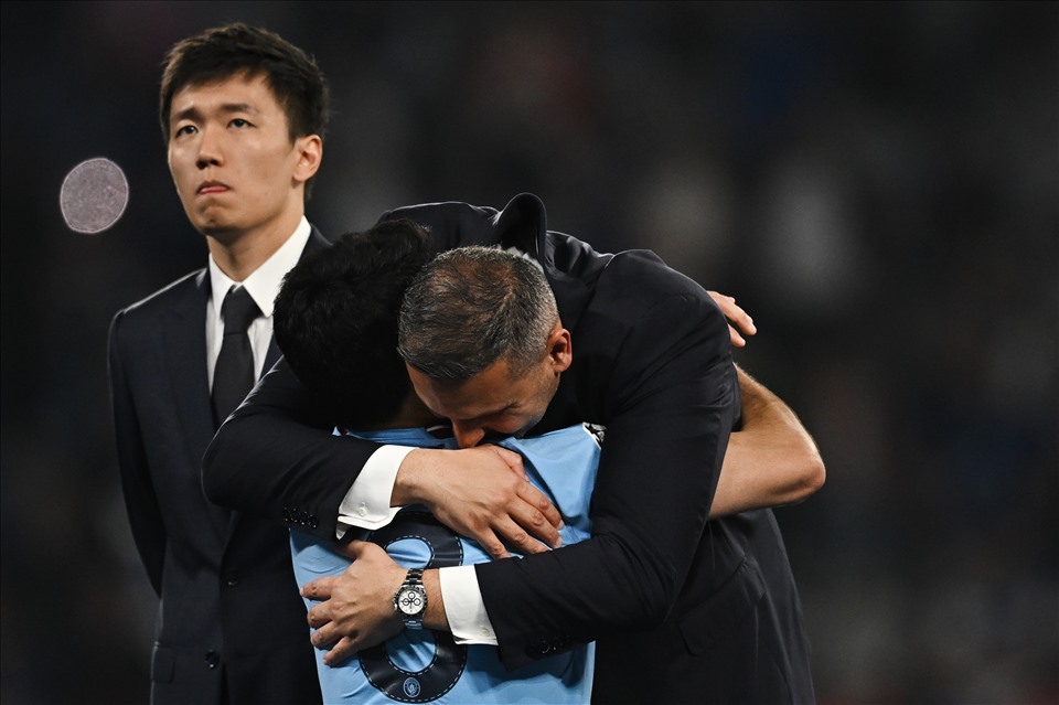 Steven Zhang không thể vui nổi trong khoảnh khắc các cầu thủ Man City lên nhận cúp bạc. Ảnh: AFP