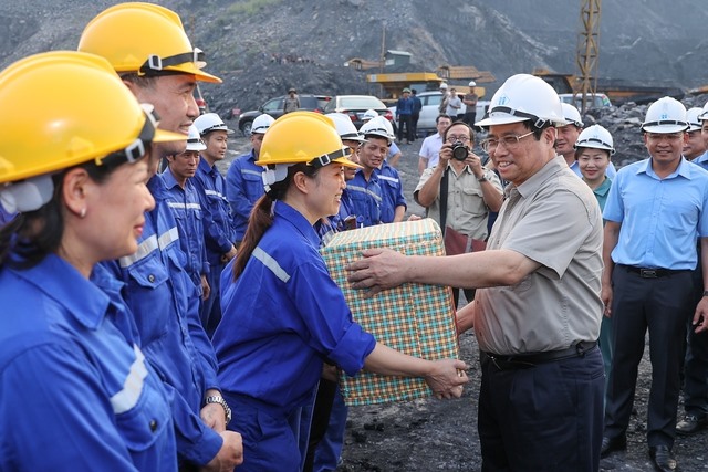 Thủ tướng Phạm Minh Chính thăm hỏi, tặng quà công nhân đang làm việc tại công trường khai thác than của Công ty CP than Hà Tu. Ảnh VGP/Nhật Bắc