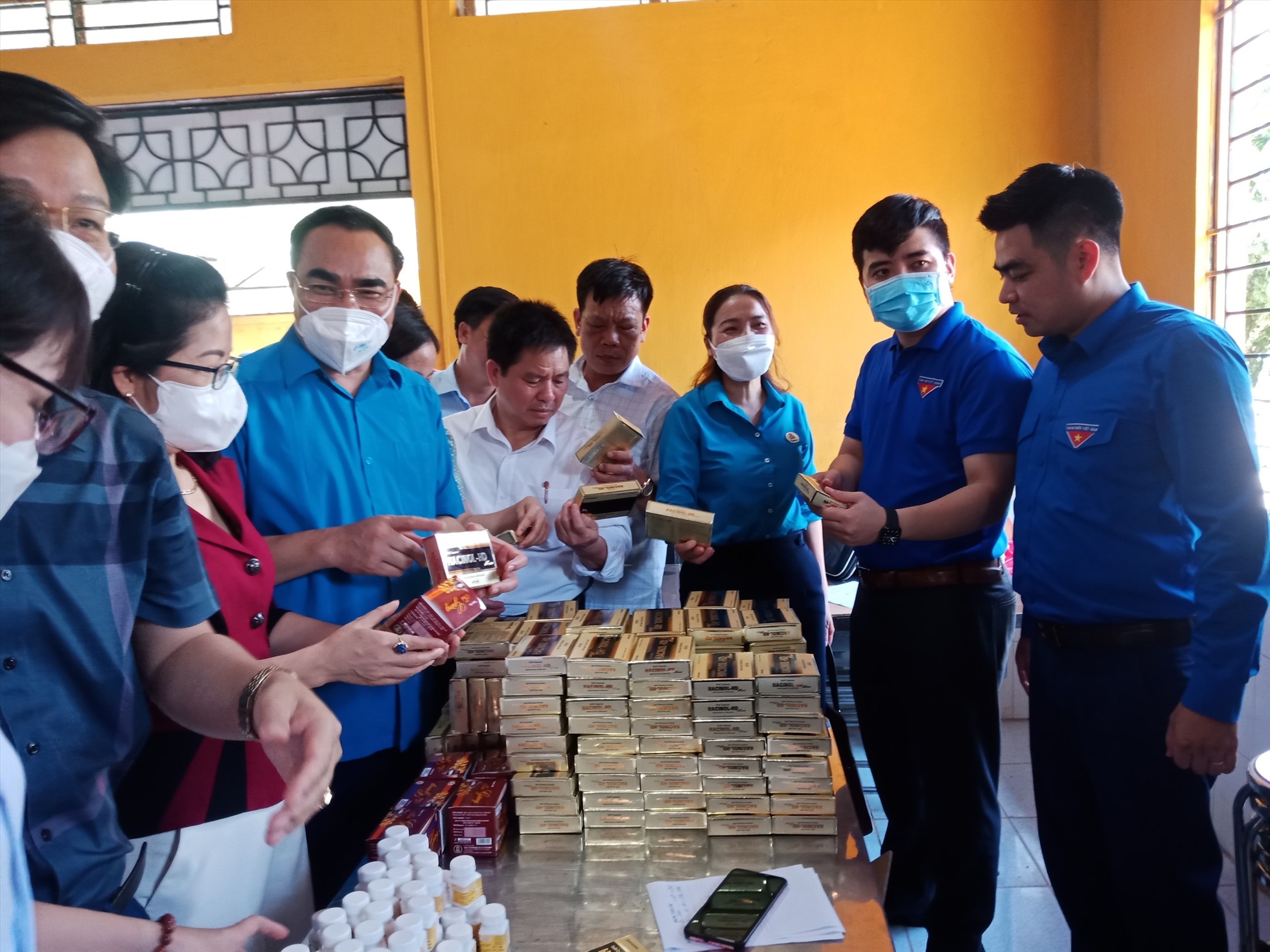 LĐLĐ huyện phối hợp tổ chức khám sức khỏe, cấp phát thuốc miễn phí cho đoàn viên trên địa bàn xã Lùng Vai. Ảnh: LĐLĐ tỉnh Lào Cai.