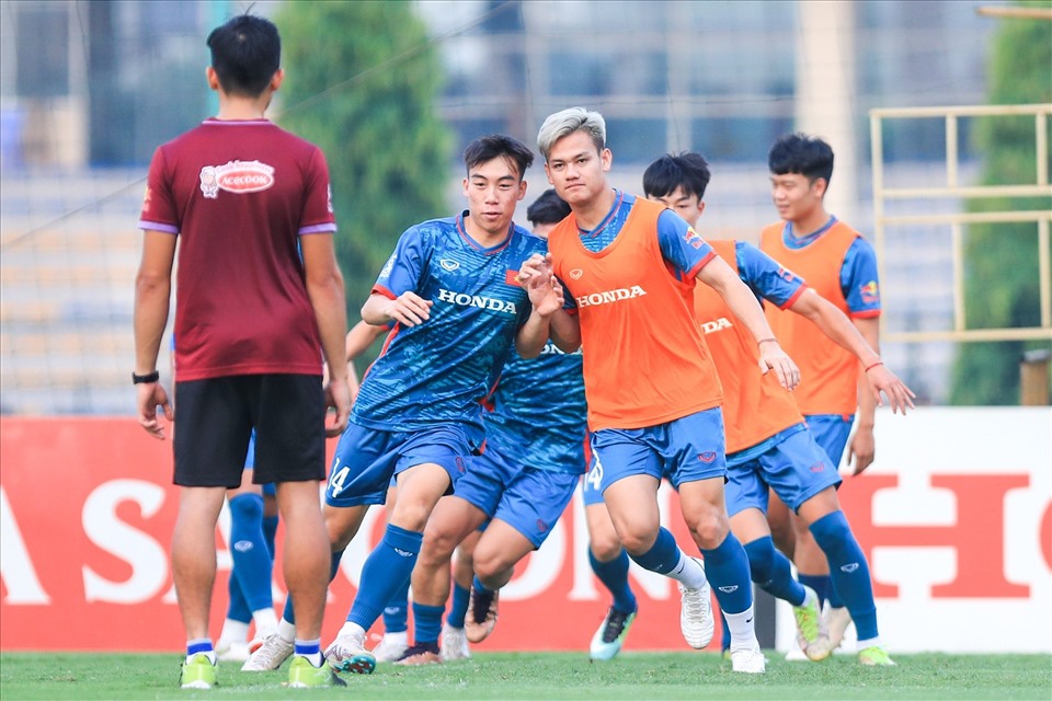 Đội tuyển quốc gia và U23 Việt Nam tập luyện cùng nhau trên cùng một sân. Ảnh: Minh Dân