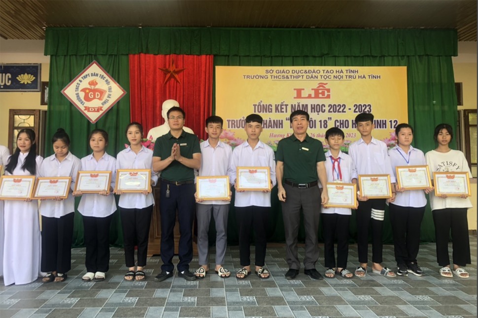Trường THCS&THPT Dân tộc nội trú Hà Tĩnh trao thưởng cho học sinh tại lễ tổng kết năm học 2022 - 2023. Ảnh: Hương Khê.