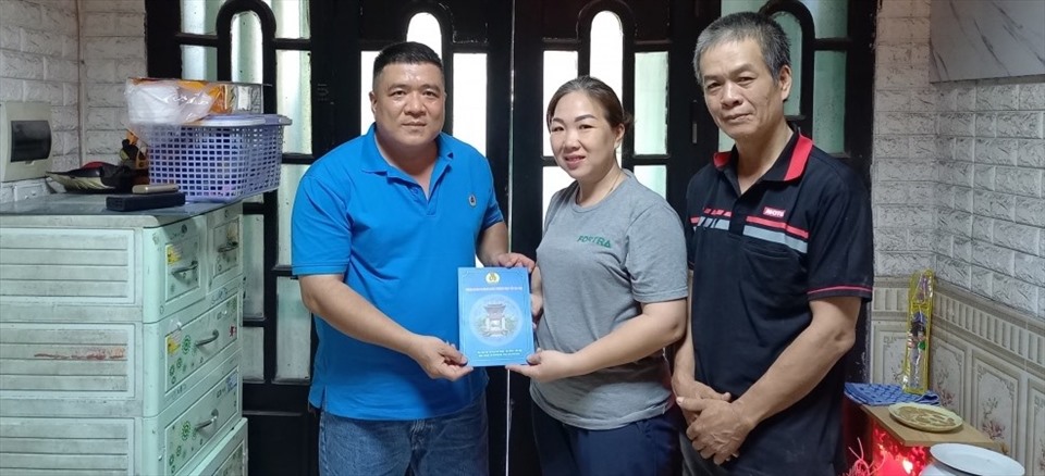 Chủ tịch Nghiệp đoàn lái xe ô tô công nghệ Hà Nội Lê Xuân Bình (ngoài cùng bên trái) trao hỗ trợ cho Nguyễn Thị Hồng Vân. Ảnh: Đinh Luyện