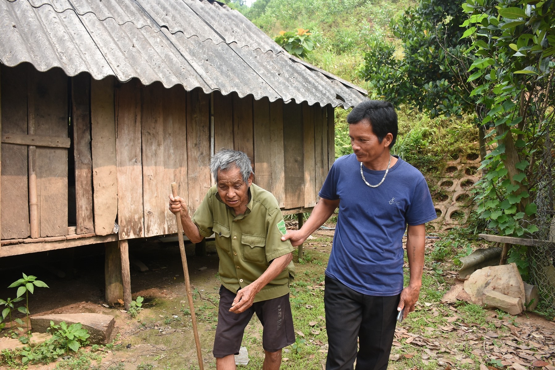 Già làng Phạm Văn Mau (89 tuổi) ở xã Ba Bích đã đồng ý hiến tặng gần 1,5ha đất ở, đất ruộng của gia đình để chính quyền làm khu tái định cư, giúp các hộ dân sống trong vùng sạt lở có nơi ở mới an toàn. Ảnh: Ngọc Viên