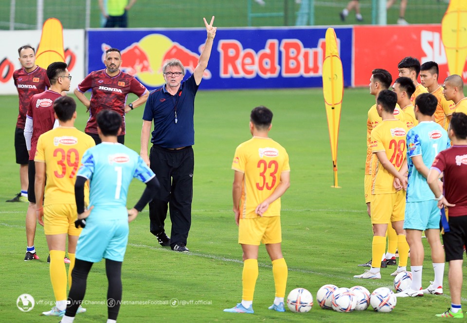 Ông Troussier đôn 4 cầu thủ lứa U23 lên đội tuyển Việt Nam. Ảnh: VFF