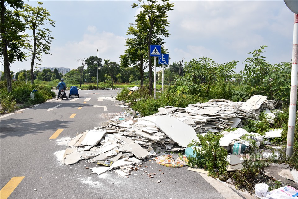 Rác bủa vây khuôn viên, được đổ bừa bãi cả trên vỉa hè và lòng đường, ảnh hưởng đến giao thông.