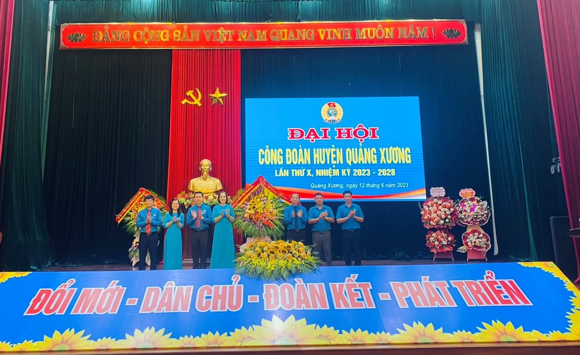 Đại diện lãnh đạo LĐLĐ tỉnh Thanh Hóa cùng đoàn công tác tặng hoa chúc mừng Đại hội Công đoàn huyện Quảng Xương lần thứ X