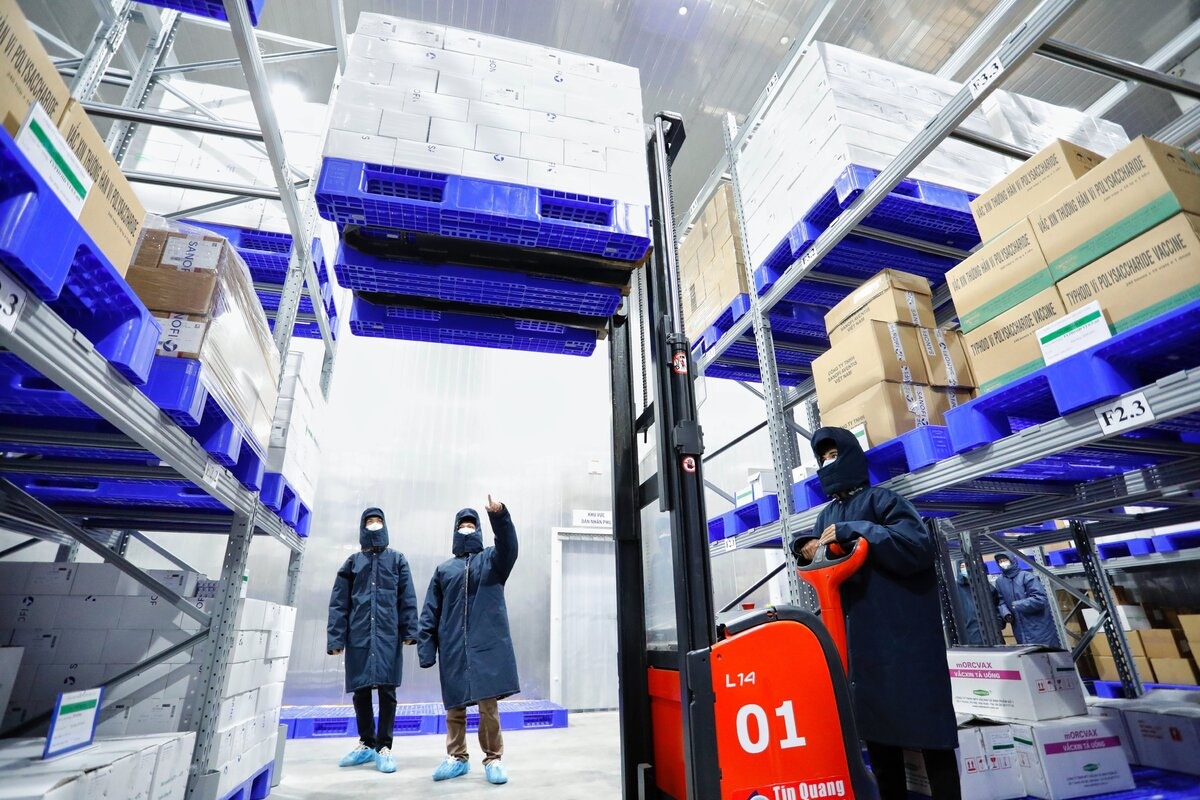 Toàn bộ hệ thống kho lạnh tại VNVC được trang bị thiết bị làm lạnh đạt chuẩn quốc tế Good Storage Practices (GSP) giúp bảo quản, lưu trữ vắc xin trong điều kiện tối ưu theo tiêu chuẩn của nhà sản xuất. Ảnh: Mộc Thảo