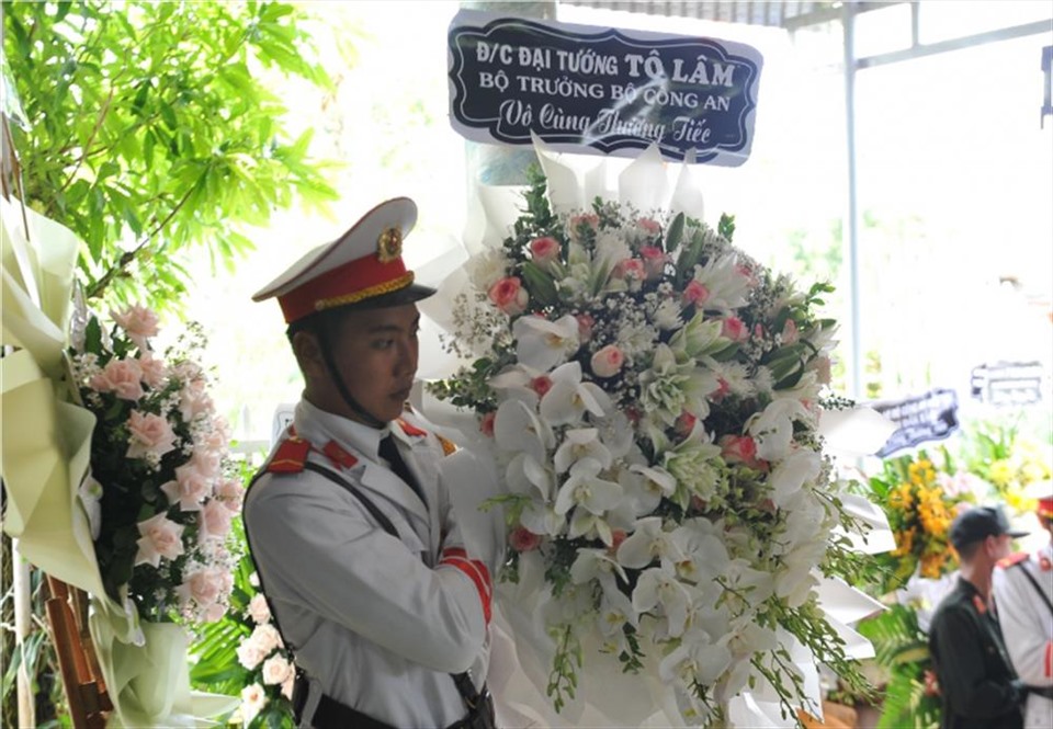 Đại tướng Tô Lâm - Bộ trưởng Bộ Công an gửi lẵng hoa chia buồn tới thân nhân các cán bộ chiến sĩ hy sinh ở Đắk Lắk. Ảnh: Bộ Công an