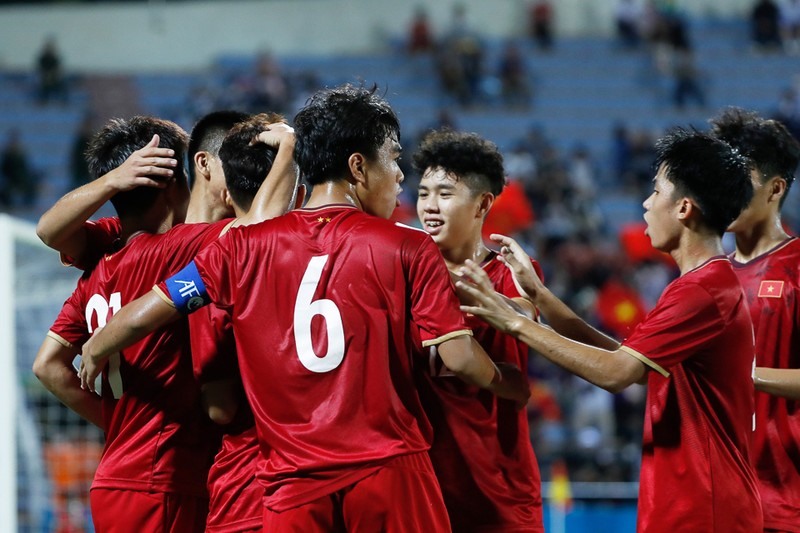 Huấn luyện viên Hoàng Anh Tuấn mang 23 cầu thủ và 1 cầu thủ dự phòng sang Thái Lan dự vòng chung kết U17 châu Á 2023. Ảnh: VFF