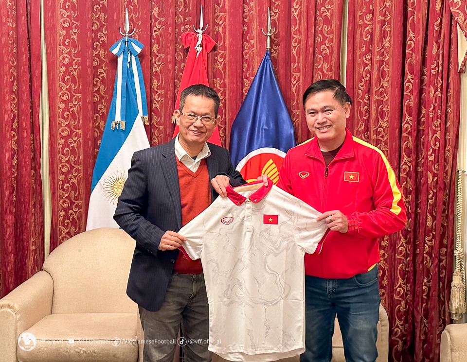 Phó chủ tịch VFF Trần Anh Tú tặng áo đấu lưu niệm cho Đại sứ Dương Quốc Thanh. Ảnh: VFF