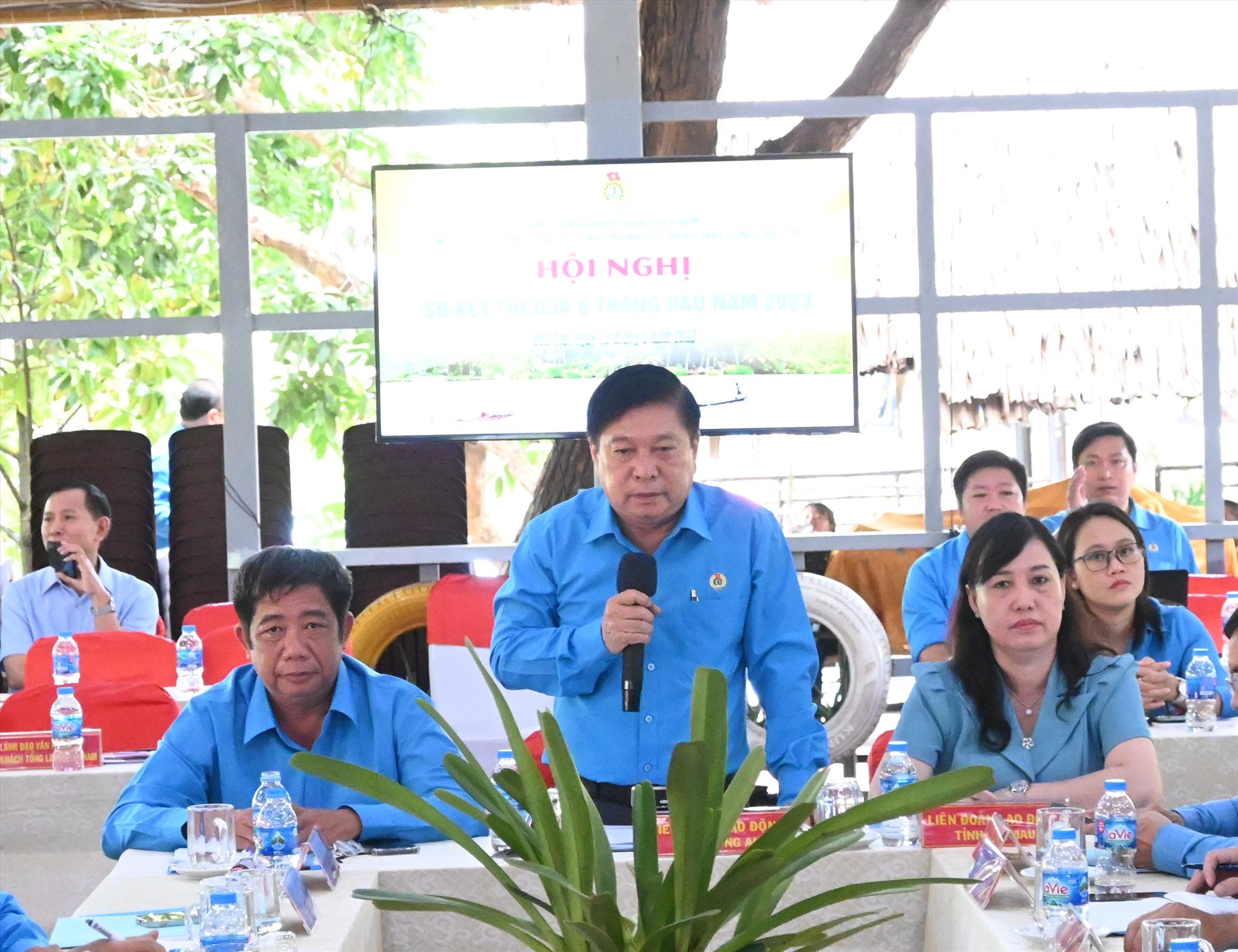 Ông Nguyễn Văn Quí - Chủ tịch LĐLĐ tỉnh Long An (đứng giữa) - phát biểu tại hội nghị. Ảnh: Thành Nhân