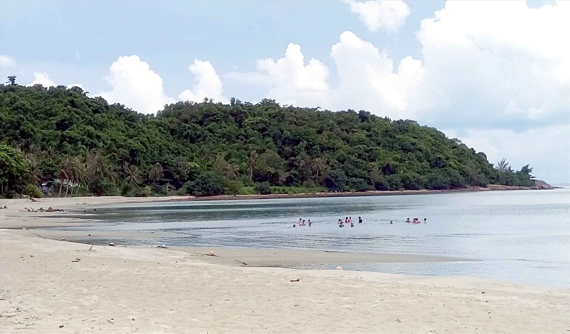 Bãi cát ở quần đảo Hải Tặc gây ấn tượng cho du khách ngay cái nhìn đầu tiên. Ảnh: Lục Tùng