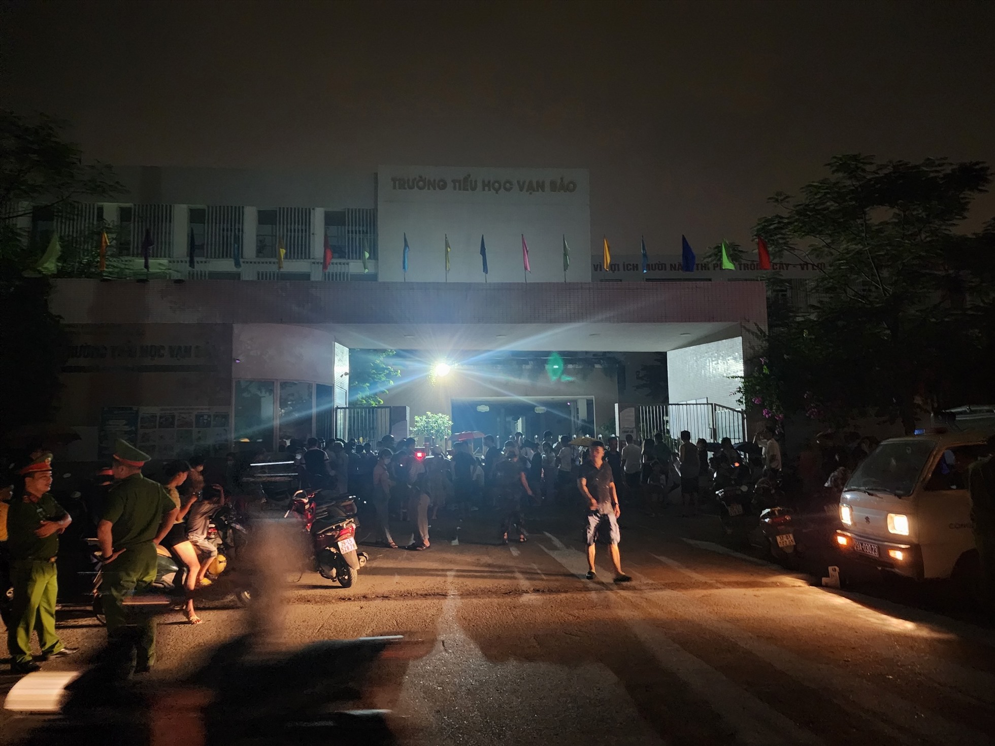 Hàng trăm phụ huynh xếp hàng tại cổng Trường Tiểu học Vạn Bảo (Hà Đông, Hà Nội) xuyên đêm đề đăng kí cho con vào lớp 1. Ảnh: Hải Nguyễn