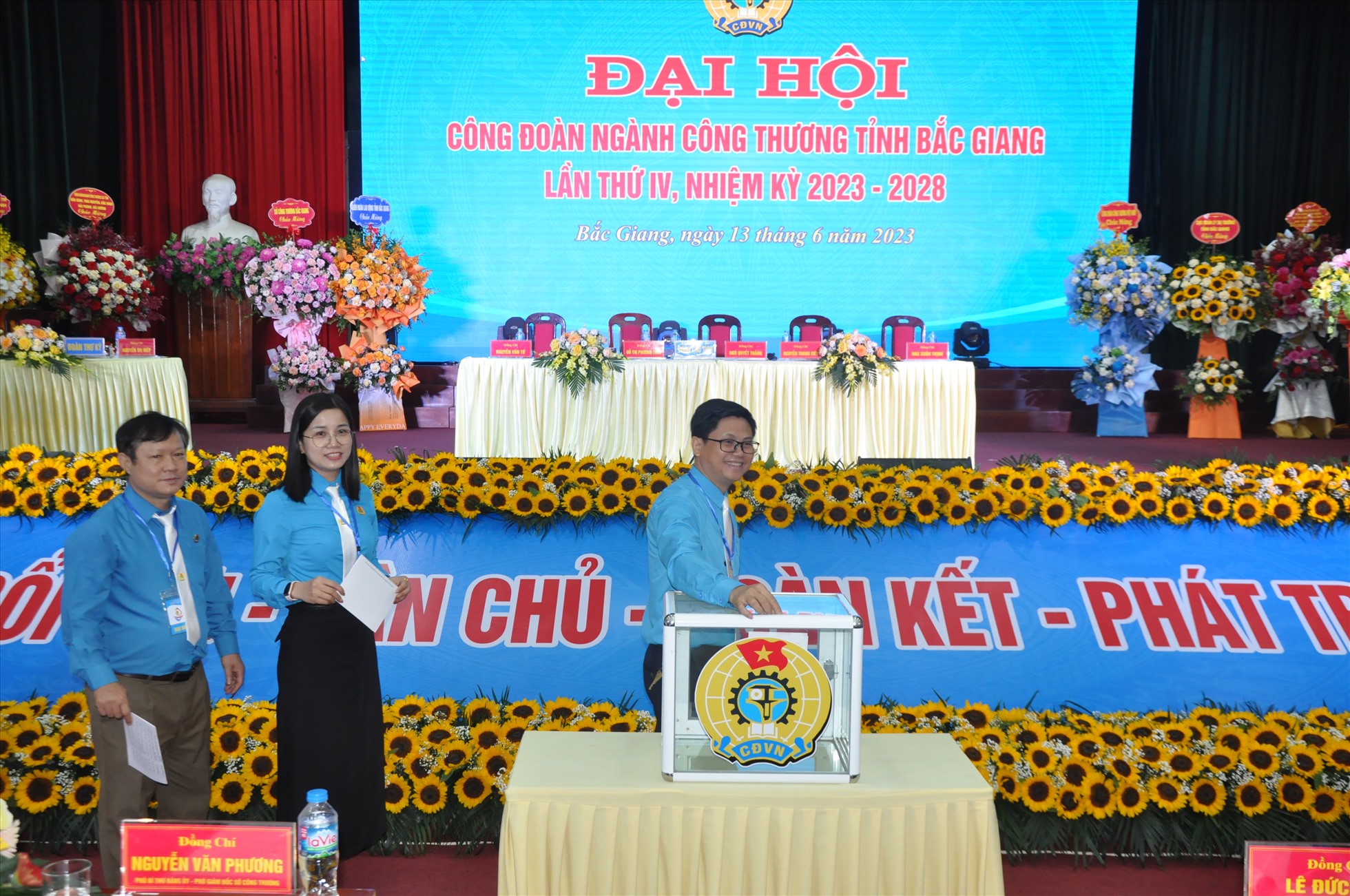 Các đại biểu bỏ phiếu bầu Ban Chấp hành Công đoàn ngành Công Thương tỉnh Bắc Giang khoá IV, nhiệm kỳ 2023-2028. Ảnh: Quế Chi
